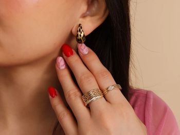 Elegancki pierścionek damski z żółtego złota próby 375, wysadzany cyrkoniami, z motywem greckim. Okazały, błyszczący pierścionek z kolekcji Ornament – idealny na prezent.7.jpg